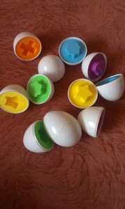 все лучшее детям( игрушка Веселые Яйца), а также их родителям(замочки на шкафы). Обзор на InSKU.com