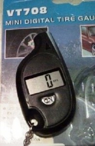 Электронный манометр давления в шинах авто TinyDeal. Обзор на InSKU.com