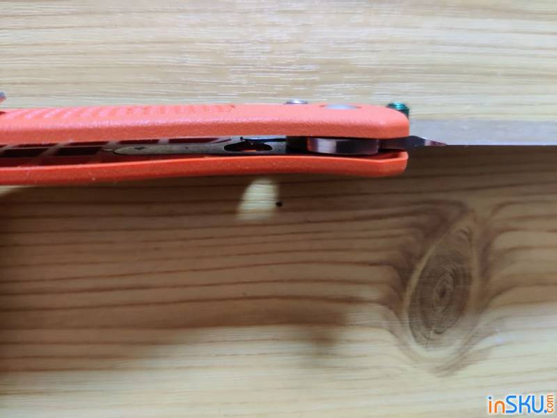 Обзор кастомного BENCHMADE BUGOUT 535 (оранжевый нейлон/шпеньки/S30V) - хороший нож для себя. Обзор на InSKU.com